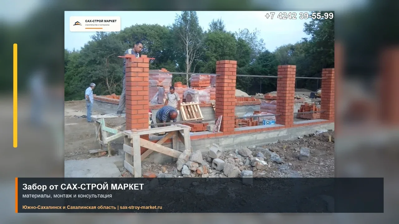 Кирпичные столбы и элементы забора на монтажной площадке