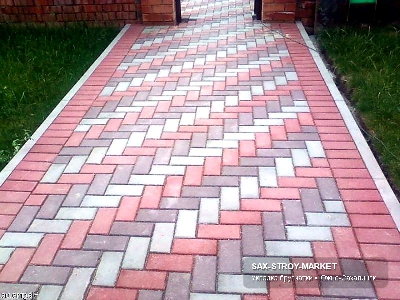 Дорожка и брусчатка в Южно-Сахалинске: край у газона, стык с грунтом и удобный проход по участку.