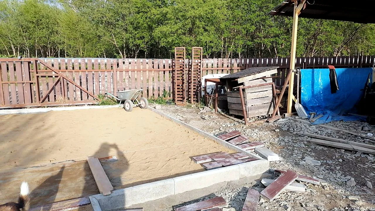 Благоустройство брусчаткой на частном участке: фактура плитки, площадка у ворот и рабочая привязка к дому.