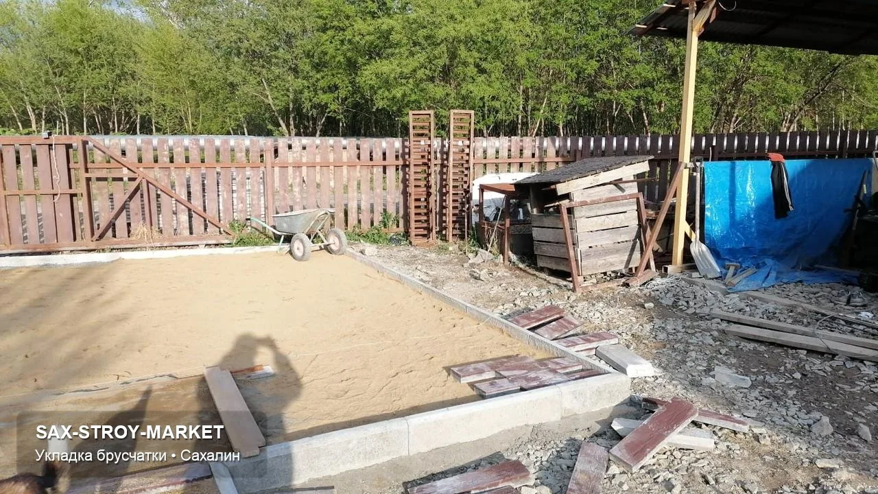 Участок с брусчаткой во дворе: уклон площадки, сезонная влага и подготовка к эксплуатации.