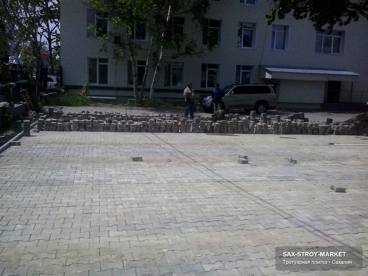 Площадка с брусчаткой в Южно-Сахалинске: линия бордюра, сезонная влага и запас под ежедневную нагрузку.