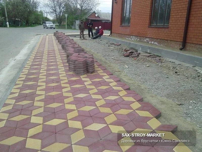 Благоустройство брусчаткой на частном участке: водоотвод, финишная подрезка и рабочая привязка к дому.