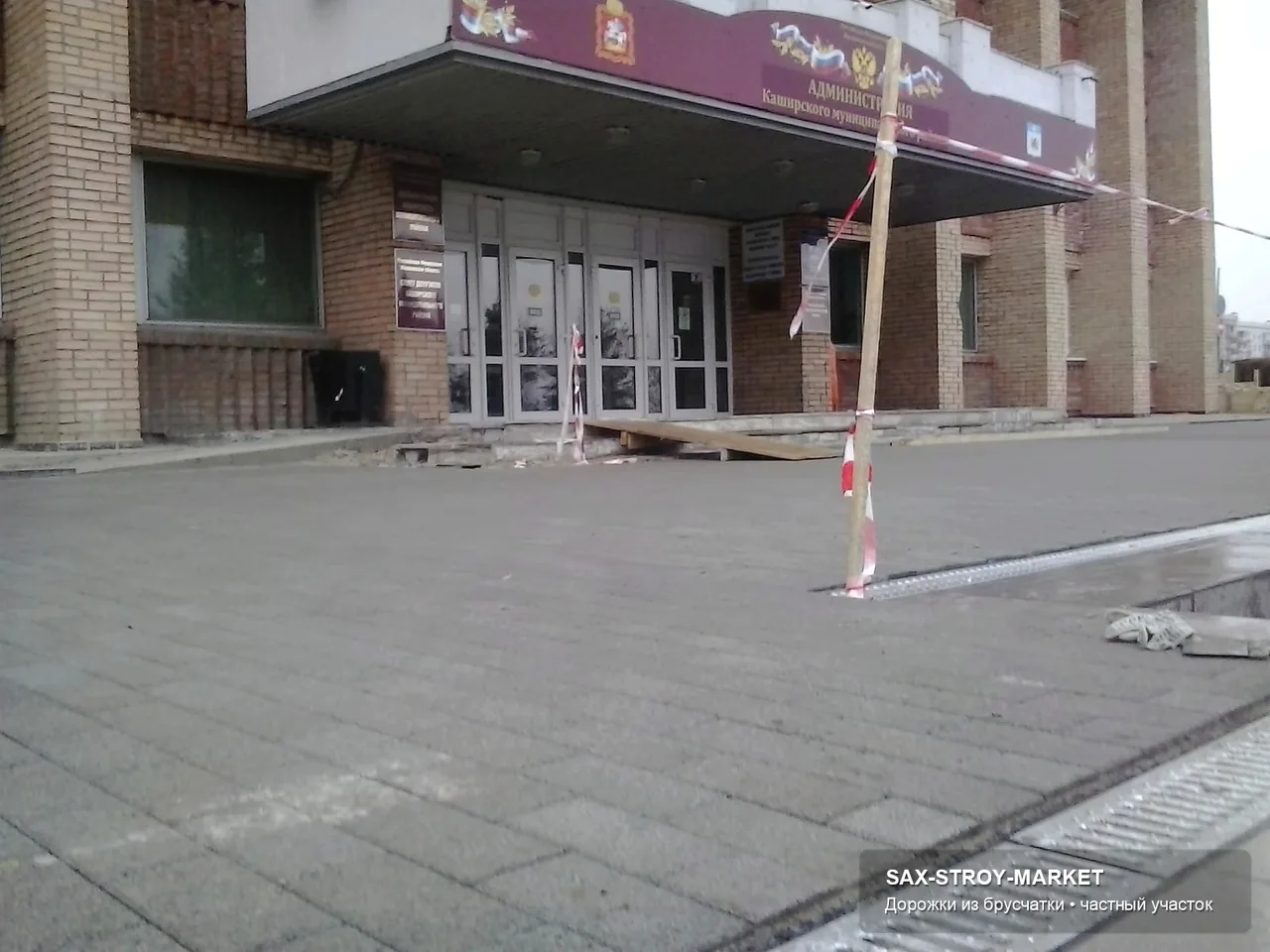 Брусчатка на Сахалине: подрезка у края, финишная подрезка и спокойная геометрия покрытия.