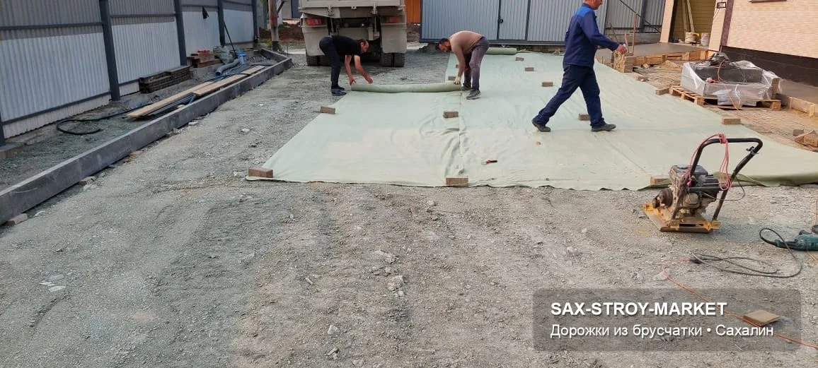 Благоустройство брусчаткой на Сахалине: основание под покрытие, сезонная влага и рабочая привязка к дому.
