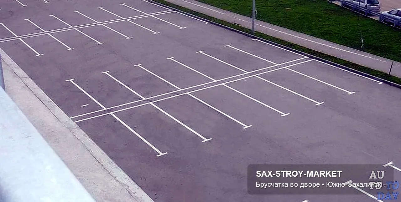 Брусчатка по Сахалинской области: фактура плитки, чистый край ряда и спокойная геометрия покрытия.