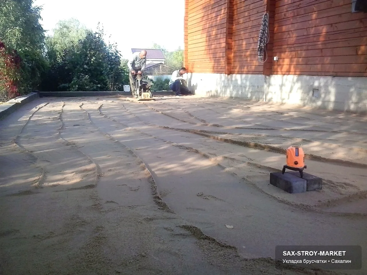Площадка с брусчаткой на частном участке: швы и рядность, переход к дорожке и запас под ежедневную нагрузку.