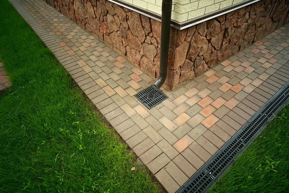отмостка — готовый участок отмостки для условий Сахалина, рабочий ракурс 28