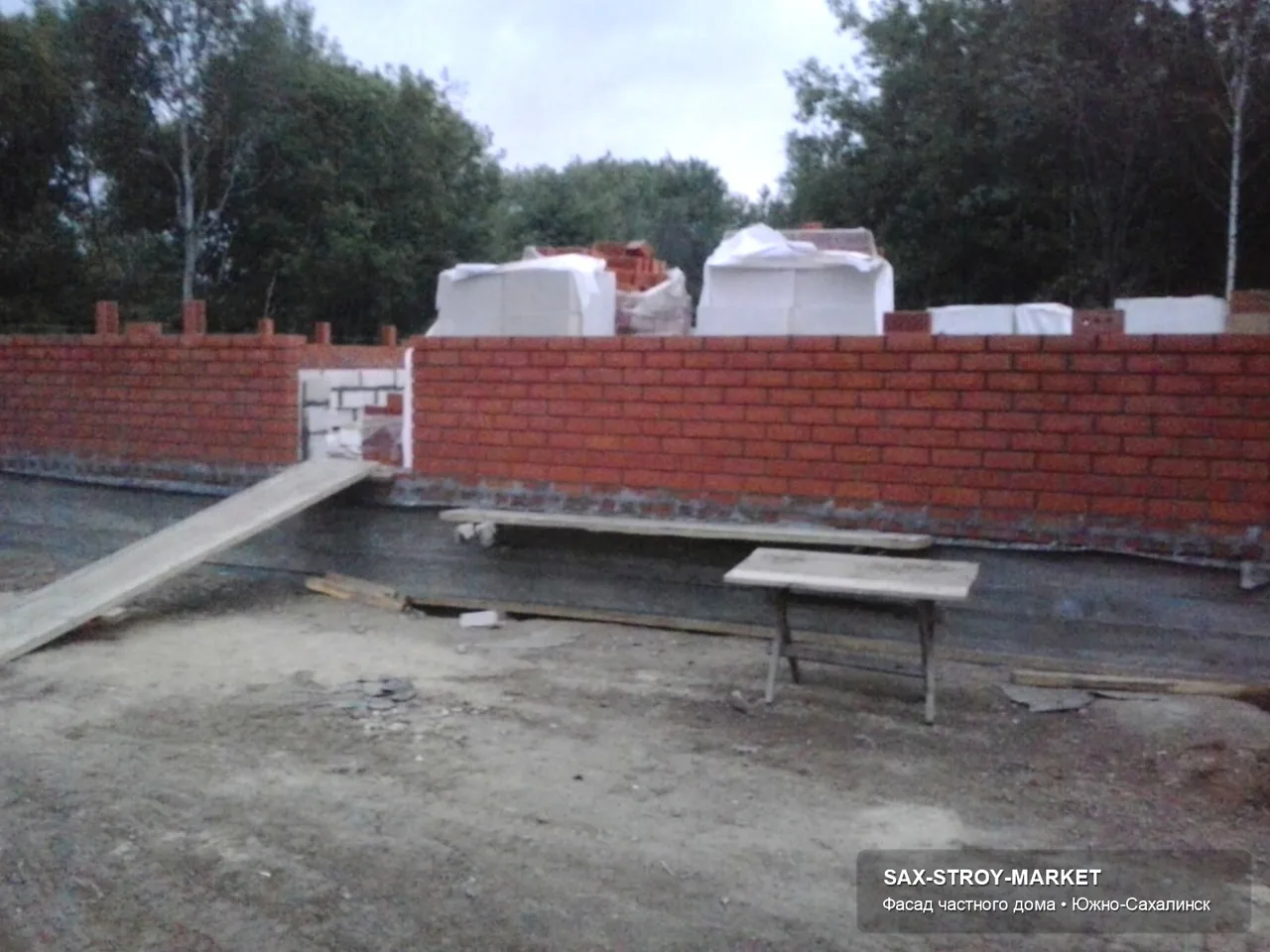 Кровля и закрытие контура: видно скаты, свесы, фронтон и примыкания к фасаду возле наружного угла. Такой ракурс нужен для защита стен от осадков при ветре и мокром снеге: как верхний контур защищает стены от осадков.