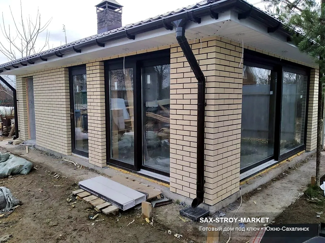 Кровля и закрытие контура: хорошо прослеживаются скаты, свесы, фронтон и примыкания к фасаду на фасадной плоскости. Такой ракурс нужен для защита стен от осадков на частном участке: где важны свесы, водосток и примыкания.