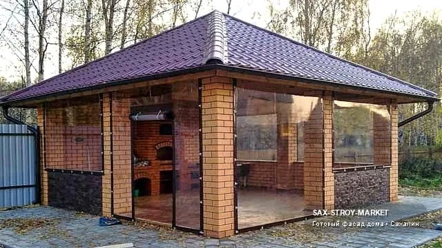Наружная отделка и цоколь: зафиксированы панели, кирпич, окна, откосы и нижний пояс у места будущей отмостки. Такой ракурс нужен для выбор фасадного материала в Южно-Сахалинске: как материал отделки работает вместе с окнами и цоколем.