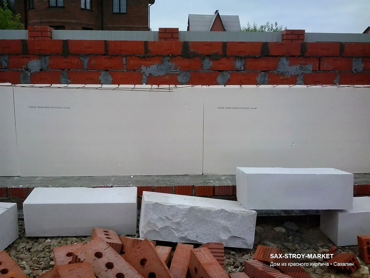 Наружная отделка и цоколь: видно панели, кирпич, окна, откосы и нижний пояс у входной группы. Такой ракурс нужен для выбор фасадного материала при ветре и мокром снеге: как материал отделки работает вместе с окнами и цоколем.