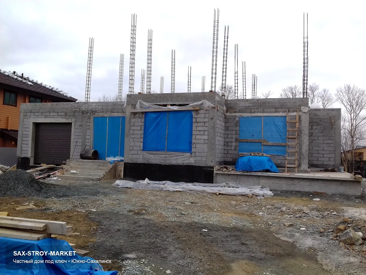 Наружная отделка и цоколь: видно панели, кирпич, окна, откосы и нижний пояс у кровельного свеса. Такой ракурс нужен для выбор фасадного материала в Южно-Сахалинске: как материал отделки работает вместе с окнами и цоколем.