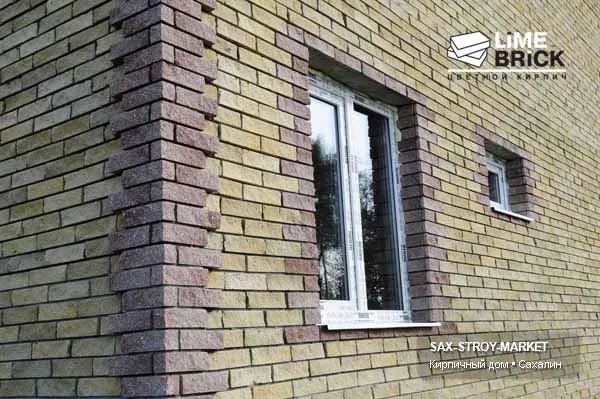 Наружная отделка и цоколь: зафиксированы панели, кирпич, окна, откосы и нижний пояс у входной группы. Такой ракурс нужен для выбор фасадного материала в Южно-Сахалинске: как материал отделки работает вместе с окнами и цоколем.