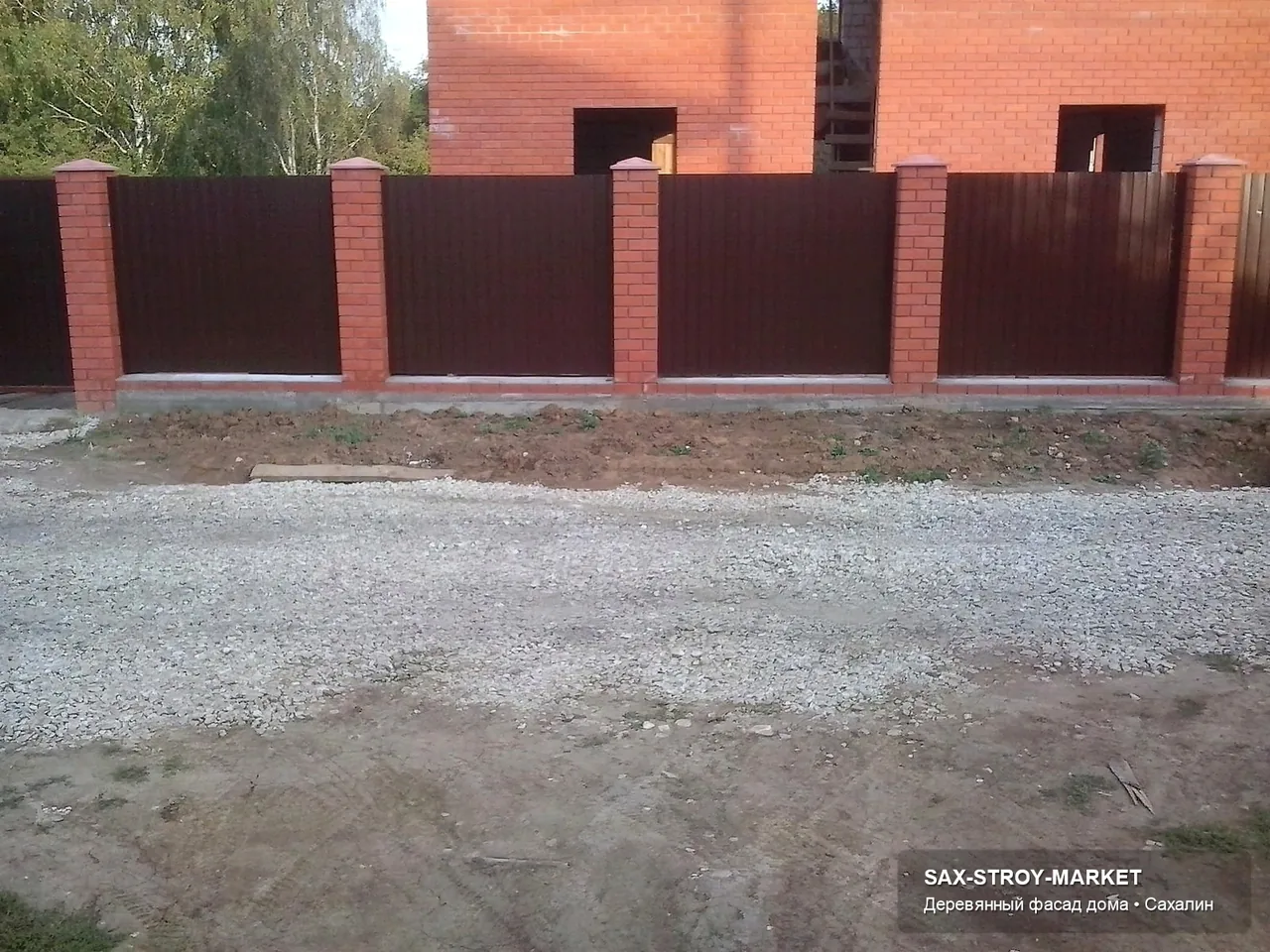 Готовый дом и участок: зафиксированы крыльцо, подъезд, двор, терраса и цокольная зона у кровельного свеса. Такой ракурс нужен для подготовка к благоустройству в Южно-Сахалинске: как дом связан с входом, подъездом и двором.