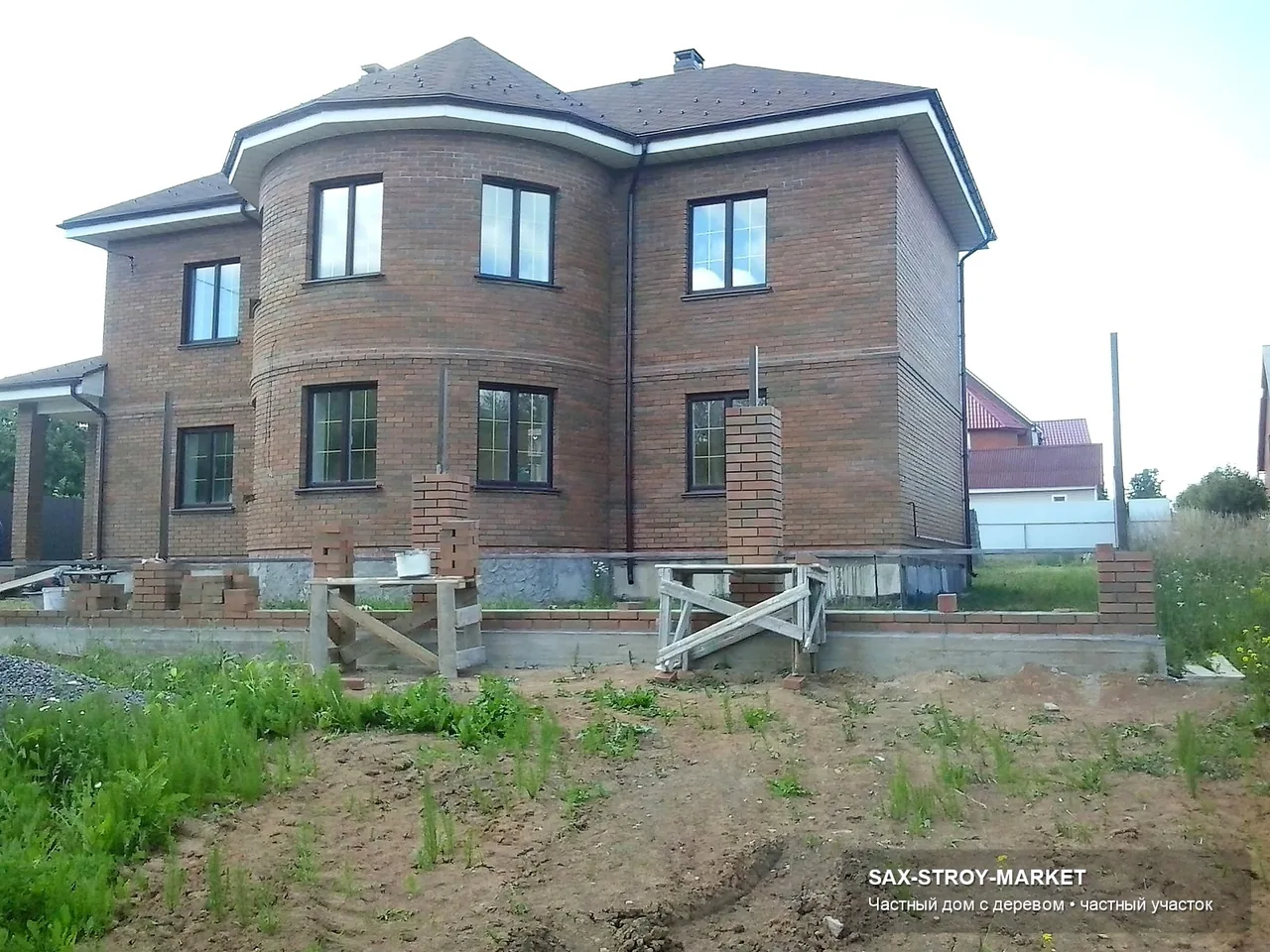 Готовый дом и участок: понятна крыльцо, подъезд, двор, терраса и цокольная зона на стороне будущего двора. Такой ракурс нужен для подготовка к благоустройству для влажного сахалинского климата: как готовый контур будет обслуживаться зимой.