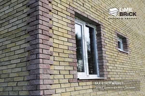 Готовый дом и участок: видно крыльцо, подъезд, двор, терраса и цокольная зона возле наружного угла. Такой ракурс нужен для подготовка к благоустройству при ветре и мокром снеге: как дом связан с входом, подъездом и двором.