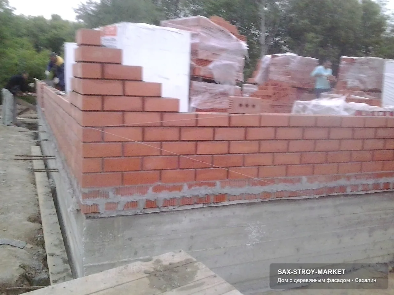 Готовый дом и участок: хорошо прослеживаются крыльцо, подъезд, двор, терраса и цокольная зона на рабочем подъезде. Такой ракурс нужен для подготовка к благоустройству на частном участке: где появятся дорожки, отмостка и зоны обслуживания.