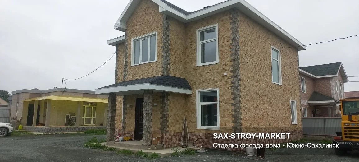 Готовый дом и участок: виден крыльцо, подъезд, двор, терраса и цокольная зона возле оконных проемов. Такой ракурс нужен для подготовка к благоустройству в Сахалинской области: какие переходы нужно учесть перед благоустройством.