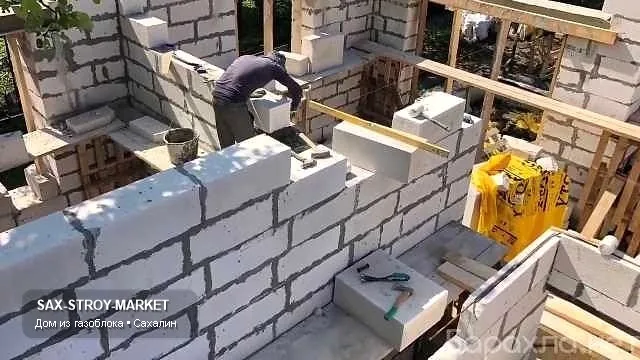 Готовый дом и участок: зафиксированы крыльцо, подъезд, двор, терраса и цокольная зона у входной группы. Такой ракурс нужен для подготовка к благоустройству в Сахалинской области: как дом связан с входом, подъездом и двором.