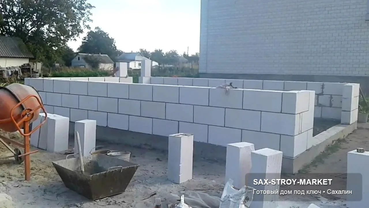 Готовый дом и участок: хорошо прослеживаются крыльцо, подъезд, двор, терраса и цокольная зона на стороне будущего двора. Такой ракурс нужен для подготовка к благоустройству для влажного сахалинского климата: где появятся дорожки, отмостка и зоны обслуживания.