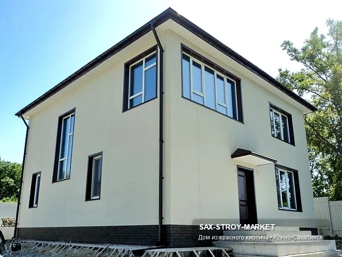 Готовый дом и участок: можно оценить крыльцо, подъезд, двор, терраса и цокольная зона у места будущей отмостки. Такой ракурс нужен для подготовка к благоустройству в Сахалинской области: какие переходы нужно учесть перед благоустройством.