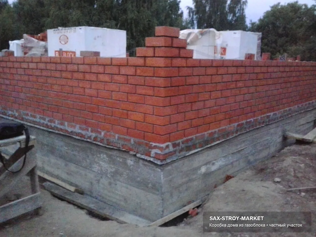 Готовый дом и участок: зафиксированы крыльцо, подъезд, двор, терраса и цокольная зона возле оконных проемов. Такой ракурс нужен для подготовка к благоустройству в Сахалинской области: как дом связан с входом, подъездом и двором.