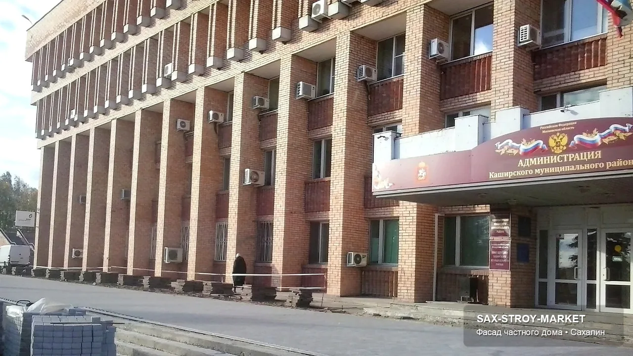 Цокольная отделка — видны камень, шов и переход к основной отделке. Для Сахалинской области отдельно смотрят сезонную нагрузку на наружный слой; по месту отдельно сверяют кромки, углы и примыкания.