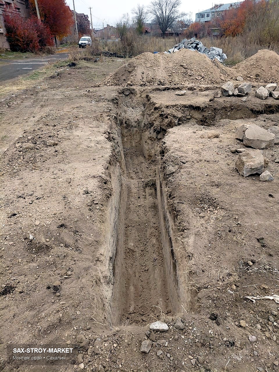 Нижний конструктив дома по Сахалинской области: подъезд техники, обратная засыпка и запас для дальнейших работ.