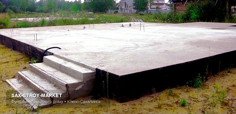 Контур будущего дома на частном участке: посадка конструкции, разметка осей и привязка к рельефу участка.