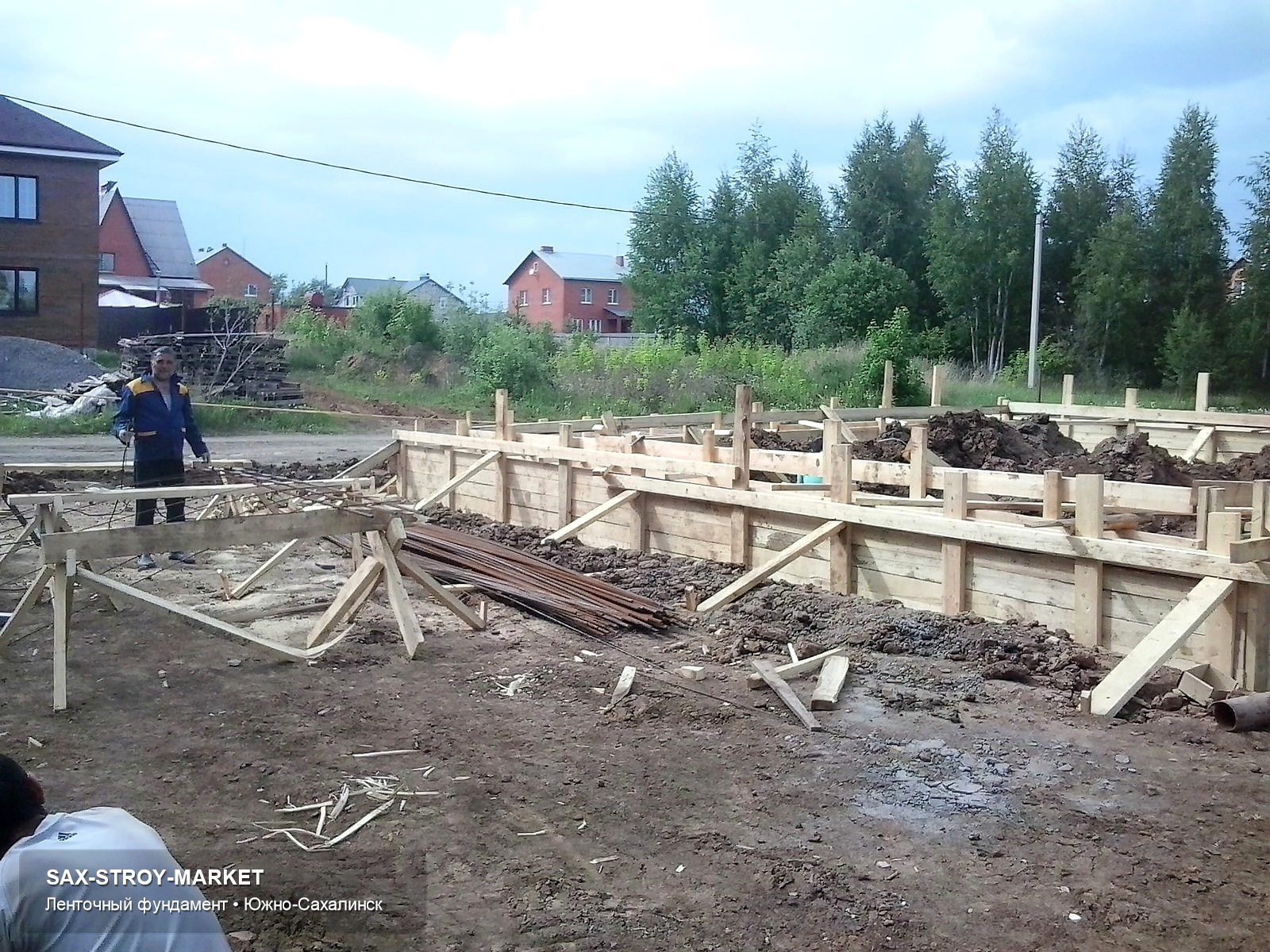 Фундаментный узел в Южно-Сахалинске: влажность грунта, переход к стенам и связь с дальнейшей кладкой.