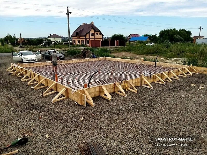 Рабочий этап фундамента на Сахалине: перепад отметок, защита от влаги и аккуратная подготовка участка.