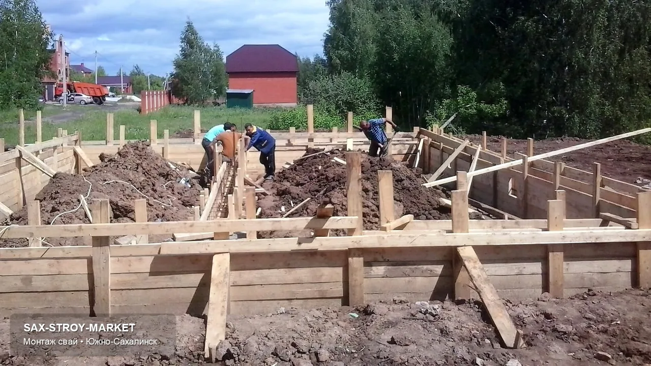 Основание под дом в Южно-Сахалинске: геометрия участка, запас по уровню и понятный периметр будущей постройки.