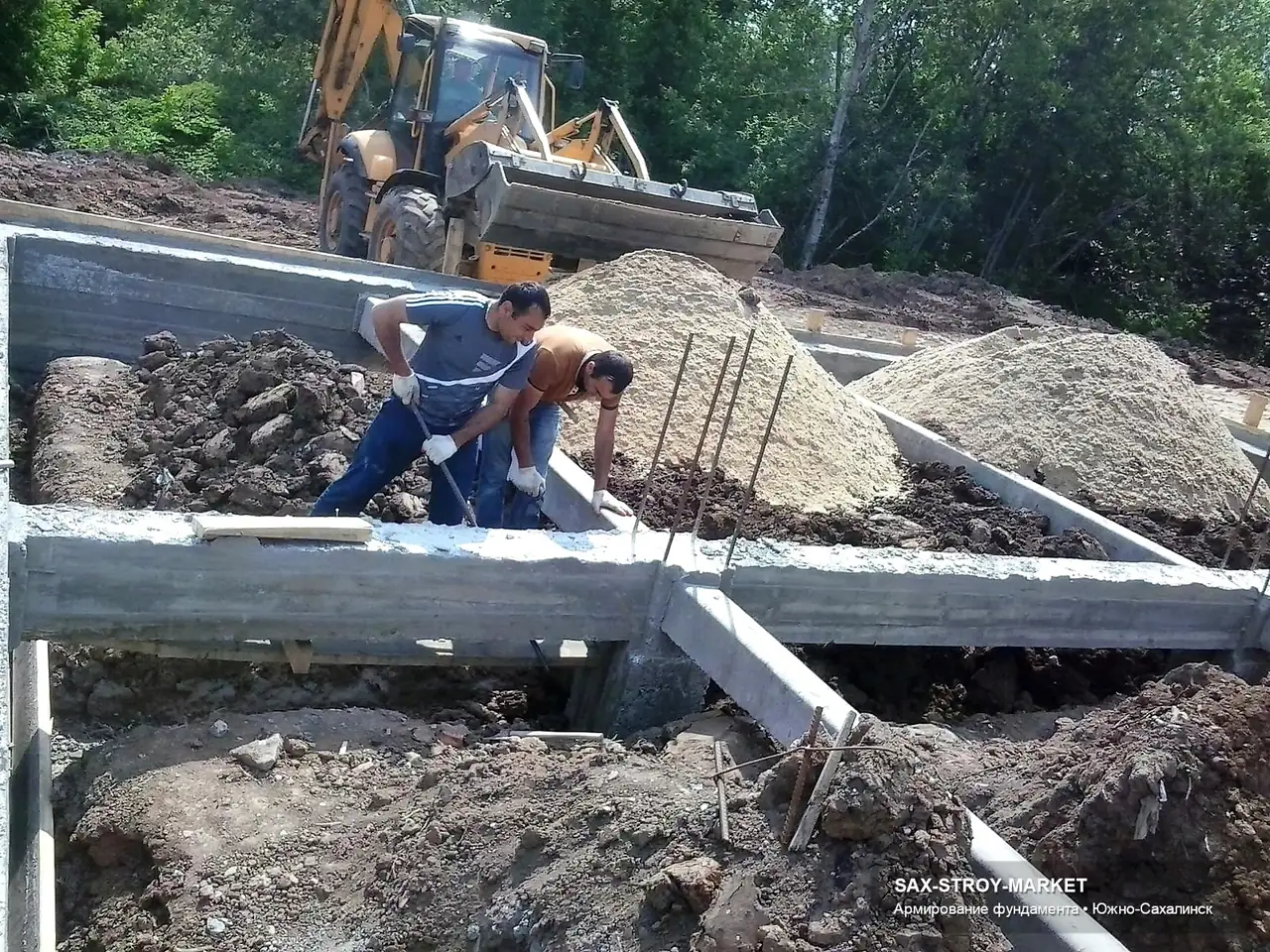 Рабочий этап фундамента в Южно-Сахалинске: бетонный этап, рабочие проходы и аккуратная подготовка участка.