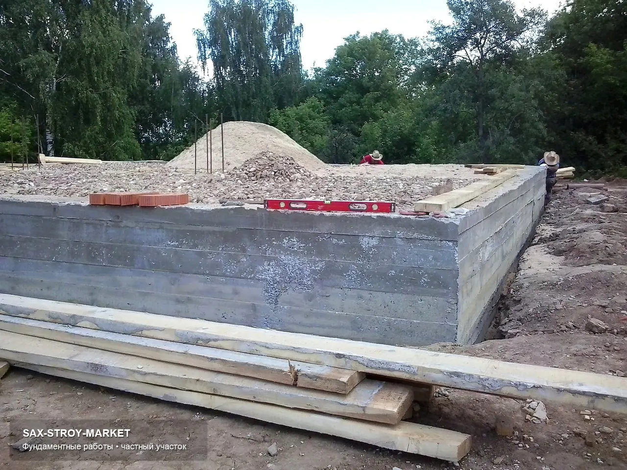 Фундаментный узел на частном участке: грунт и подсыпка, защита от влаги и связь с дальнейшей кладкой.