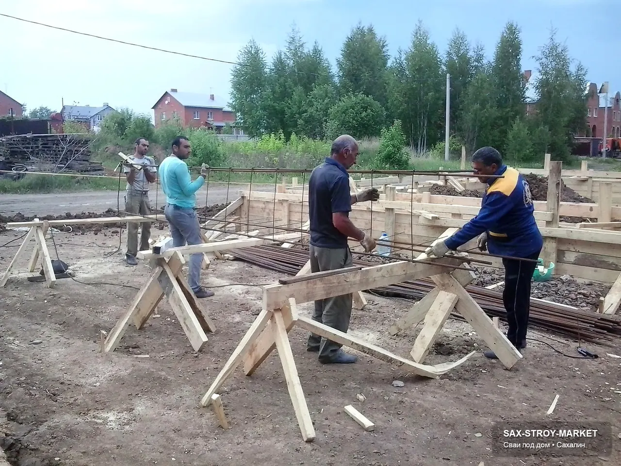 Фундаментные работы под будущую постройку: влажность грунта, подготовка к следующему этапу и спокойная база под строительство.