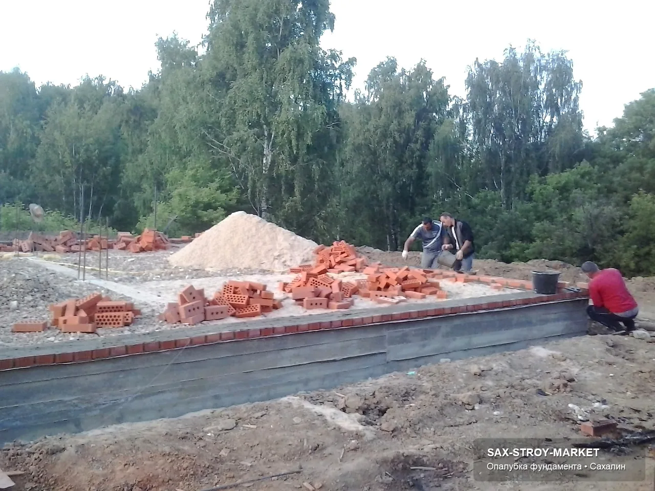 Основание под дом под будущую постройку: геометрия участка, доступ для техники и понятный периметр будущей постройки.