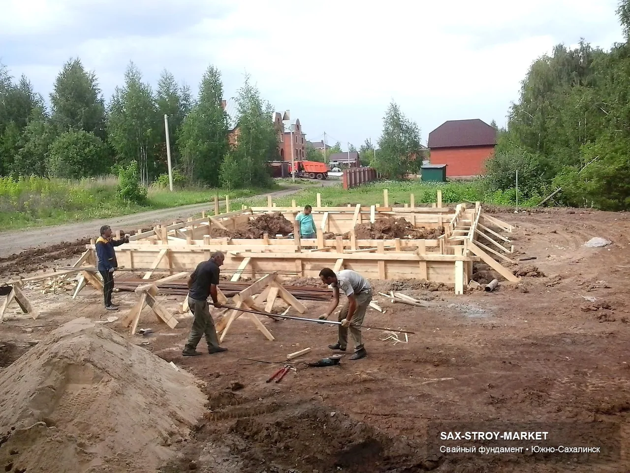 Основание под дом для загородного дома: подъезд техники, очередность работ и понятный периметр будущей постройки.