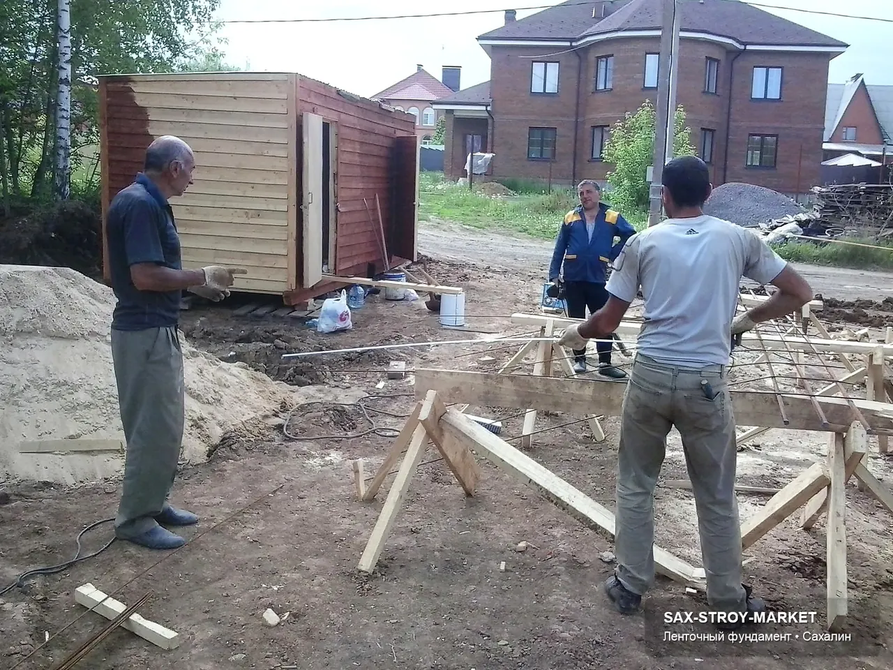 Нижний конструктив дома на Сахалине: зона гидроизоляции, будущая нагрузка и запас для дальнейших работ.