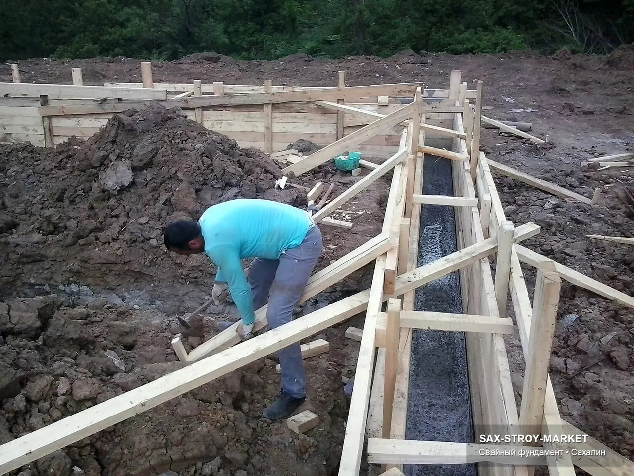Фундаментный узел на частном участке: опалубка или каркас, разметка осей и связь с дальнейшей кладкой.