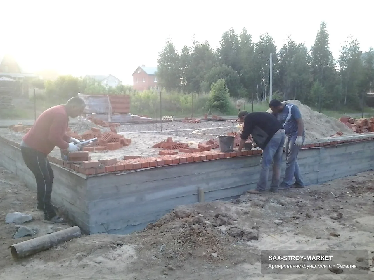 Участок под строительство под будущую постройку: грунт и подсыпка, доступ для техники и доступ к рабочей зоне.
