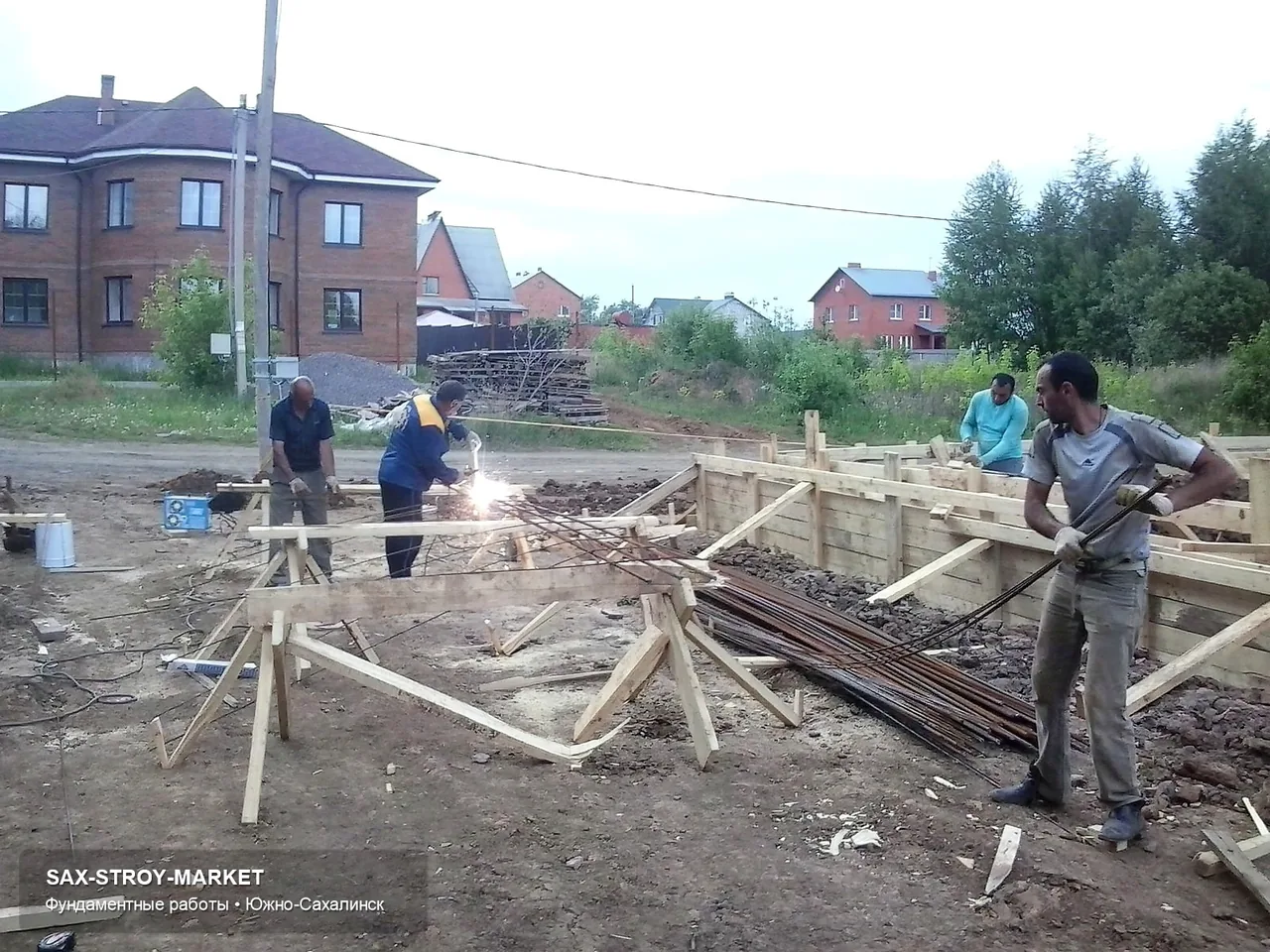 Основание на грунте под будущую постройку: привязка к дому, место для коммуникаций и место для следующего слоя.