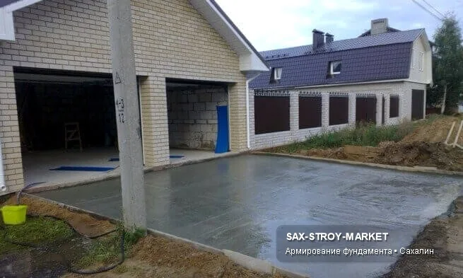 Основание под дом для загородного дома: влажность грунта, логистика материалов и понятный периметр будущей постройки.