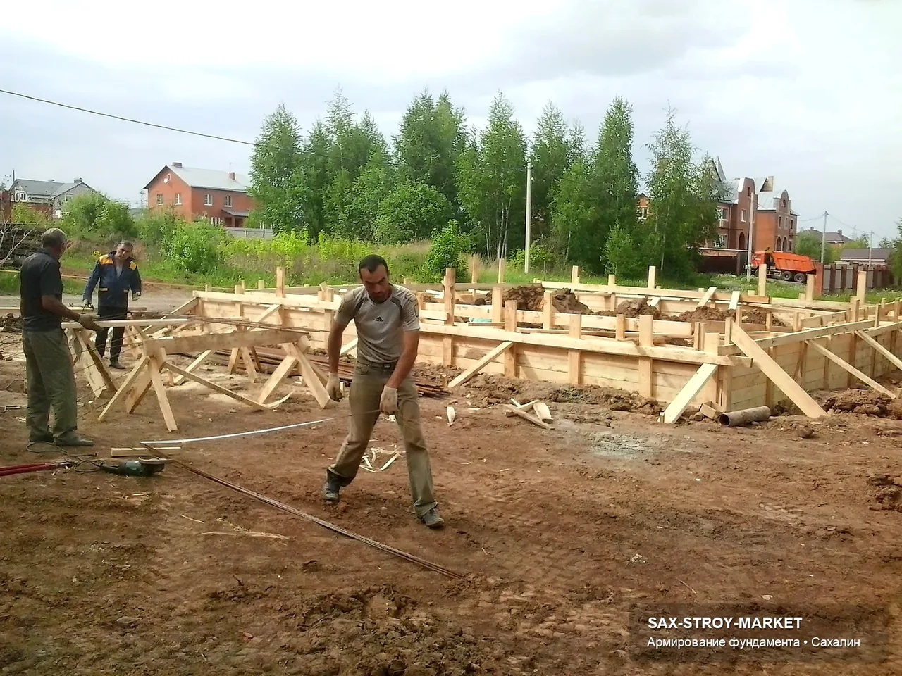 Рабочий этап фундамента для загородного дома: геометрия участка, сезонность работ и аккуратная подготовка участка.