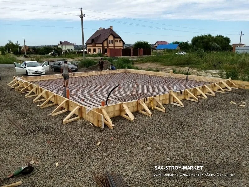 Основание на грунте на Сахалине: посадка конструкции, разметка осей и место для следующего слоя.