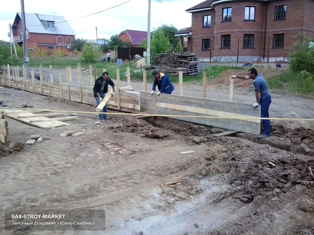 Фундаментная подготовка в Южно-Сахалинске: геометрия участка, место для коммуникаций и рабочий порядок на площадке.