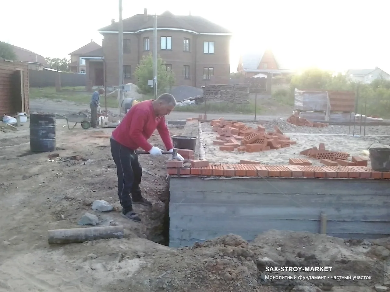 Основание под дом по Сахалинской области: посадка конструкции, разметка осей и понятный периметр будущей постройки.
