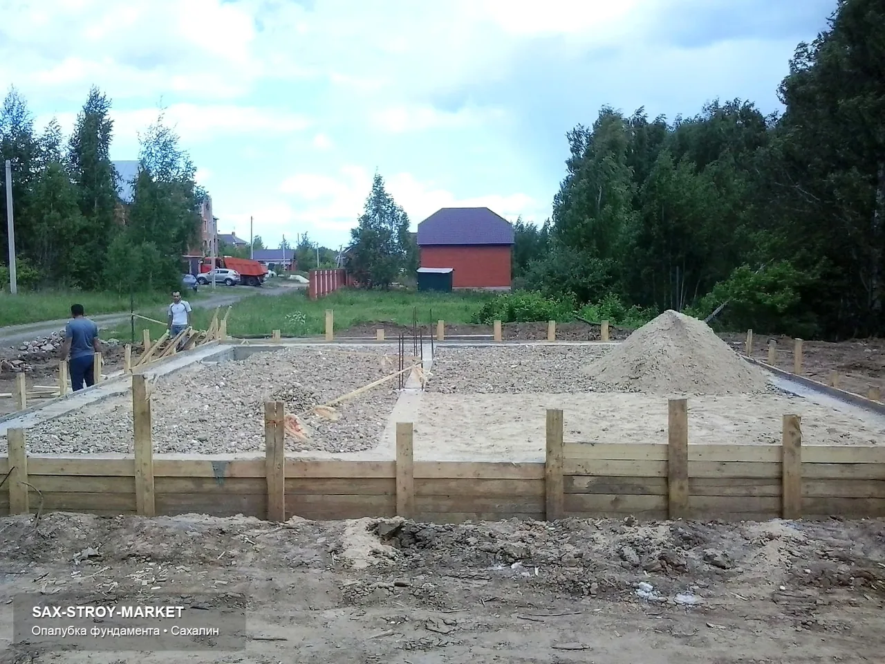 Основание на грунте по Сахалинской области: грунт и подсыпка, переход к стенам и место для следующего слоя.