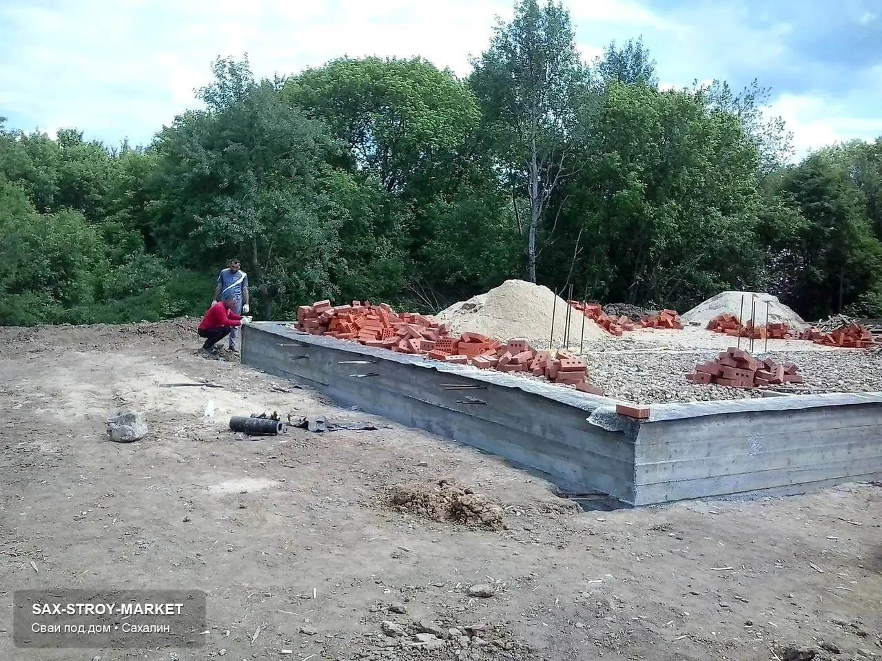 Рабочий этап фундамента на частном участке: влажность грунта, обратная засыпка и аккуратная подготовка участка.