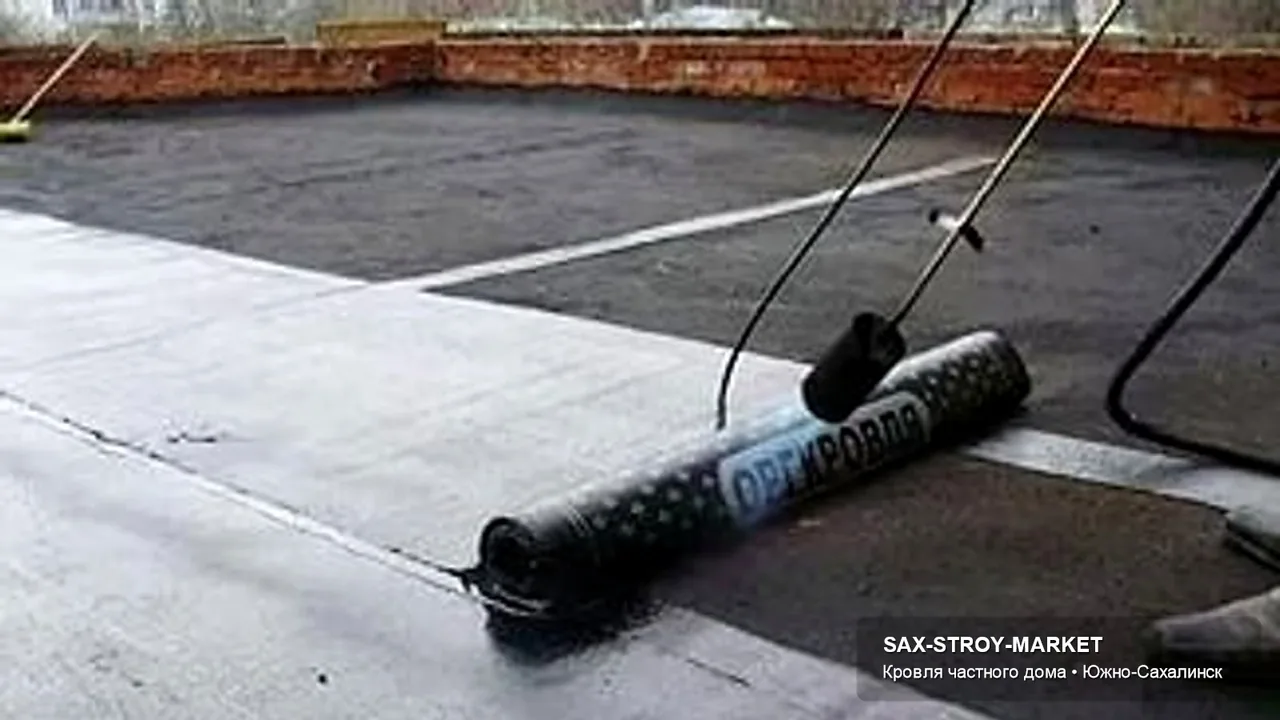 Рабочий проход поясняет конструкцию: дом с кровельным покрытием, общий вид крыши, дымоход и карнизный свес. Монтаж, Сахалинская область: что важно после осадков — карнизный край, осмотр узлов, влажный сезон.