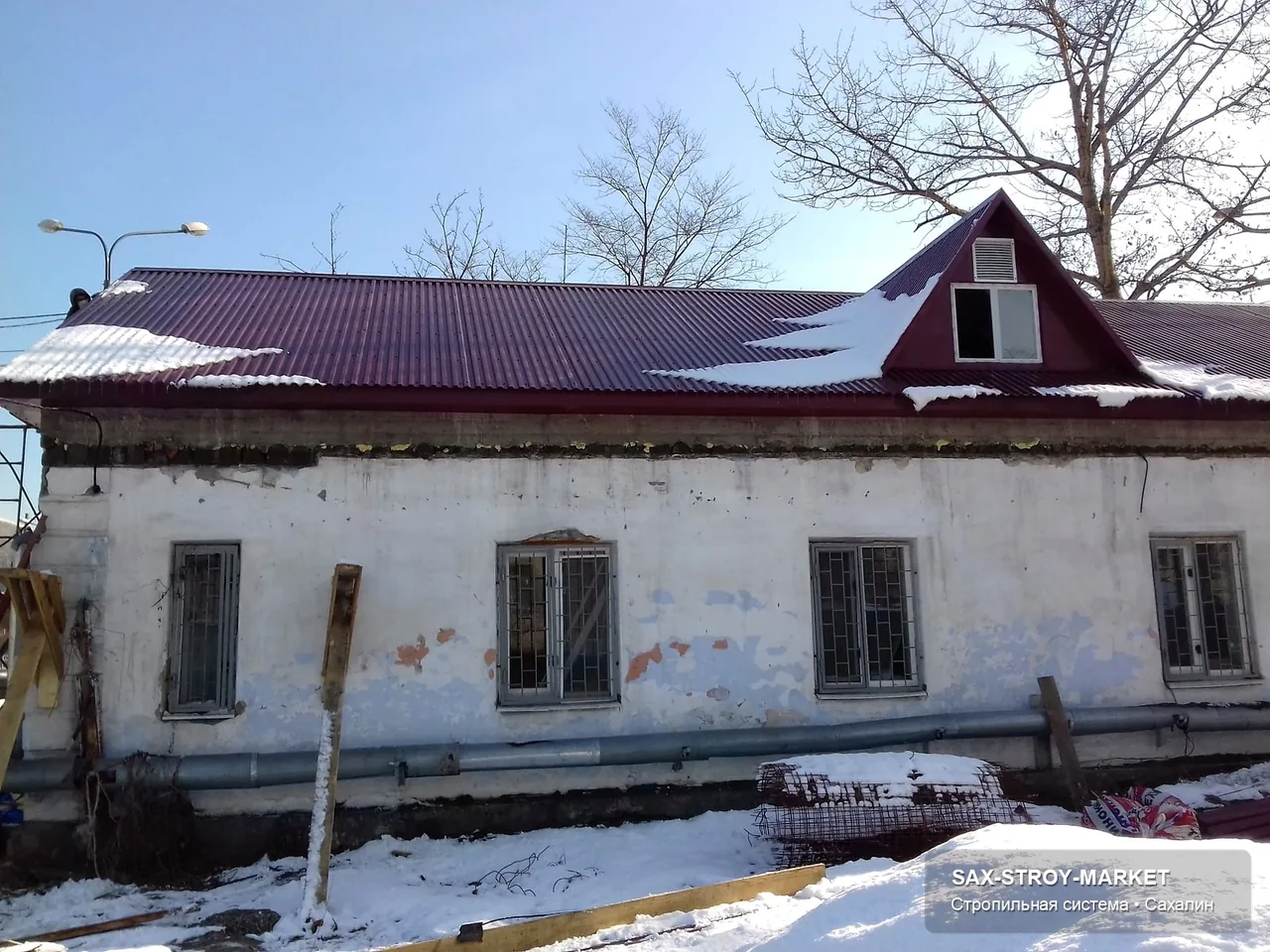 Конструктивная деталь показывает состояние: скатная кровля, плоскость покрытия, фронтон и снеговая нагрузка. Доступ на участок, Сахалин: что проверяется перед сдачей — линия конька, согласование цвета, отвод воды.